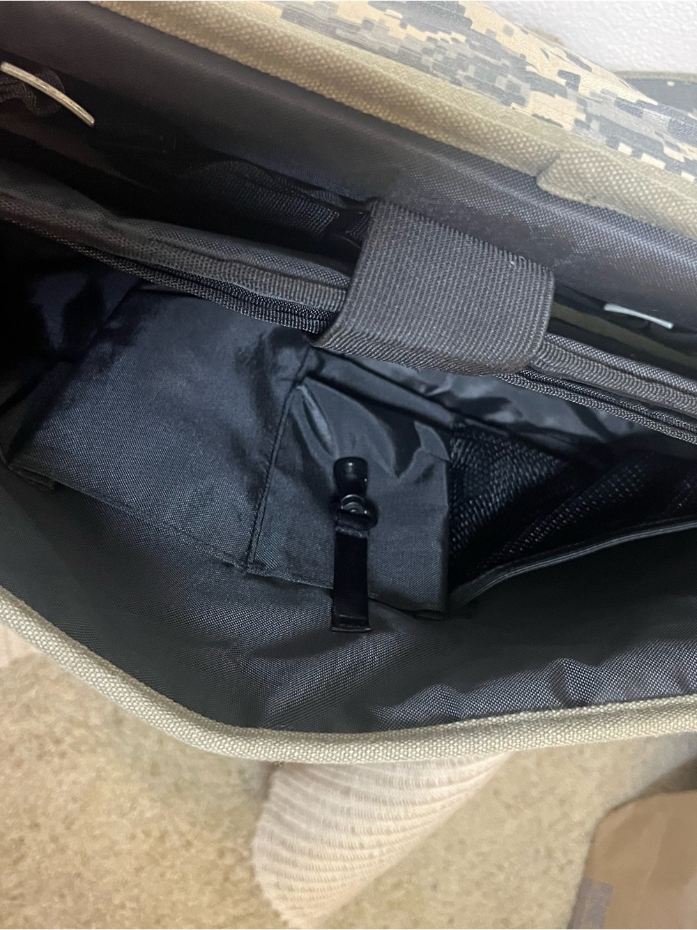 Harley-Davidson Olive Canvas Messenger Bag with Black Straps - Picture 5 of 6